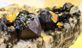 Mineral: Magnetit mit Anlauffarbe. Aufkristallisiert Hämatit