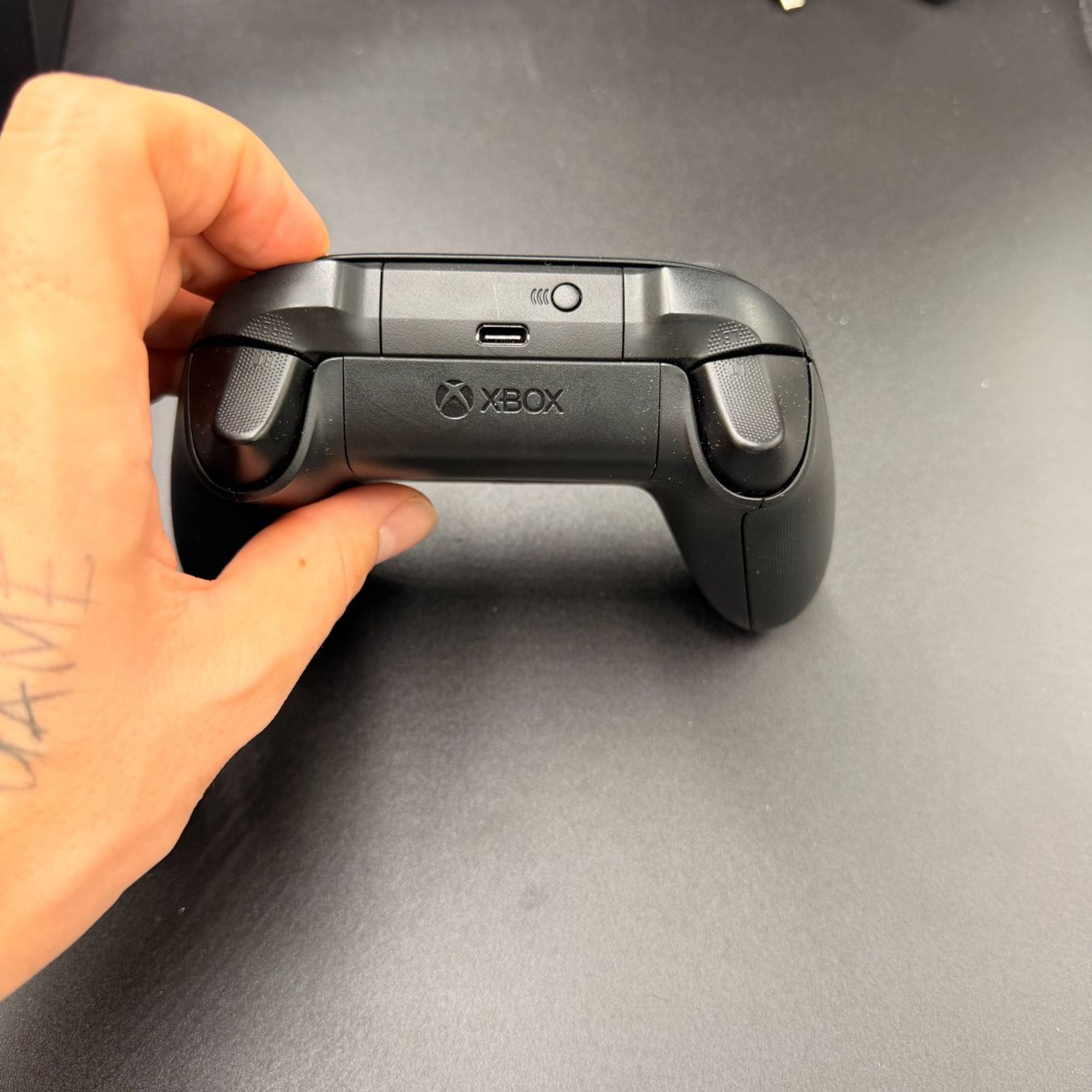 Controller: 2× Xbox Controller mit Ladestation – Usato da Düdingen venduto da Nerdworld 3