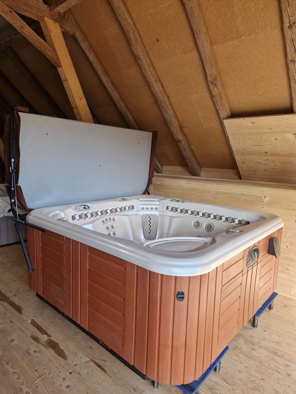 Whirlpool: Whirlpool der Marke HotSpring Modell Vangard – Usato da Lyss venduto da loi_tls7 2