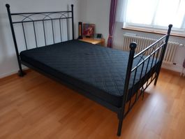 Bett schwarz aus Metall mit Lattenrost und Matratze