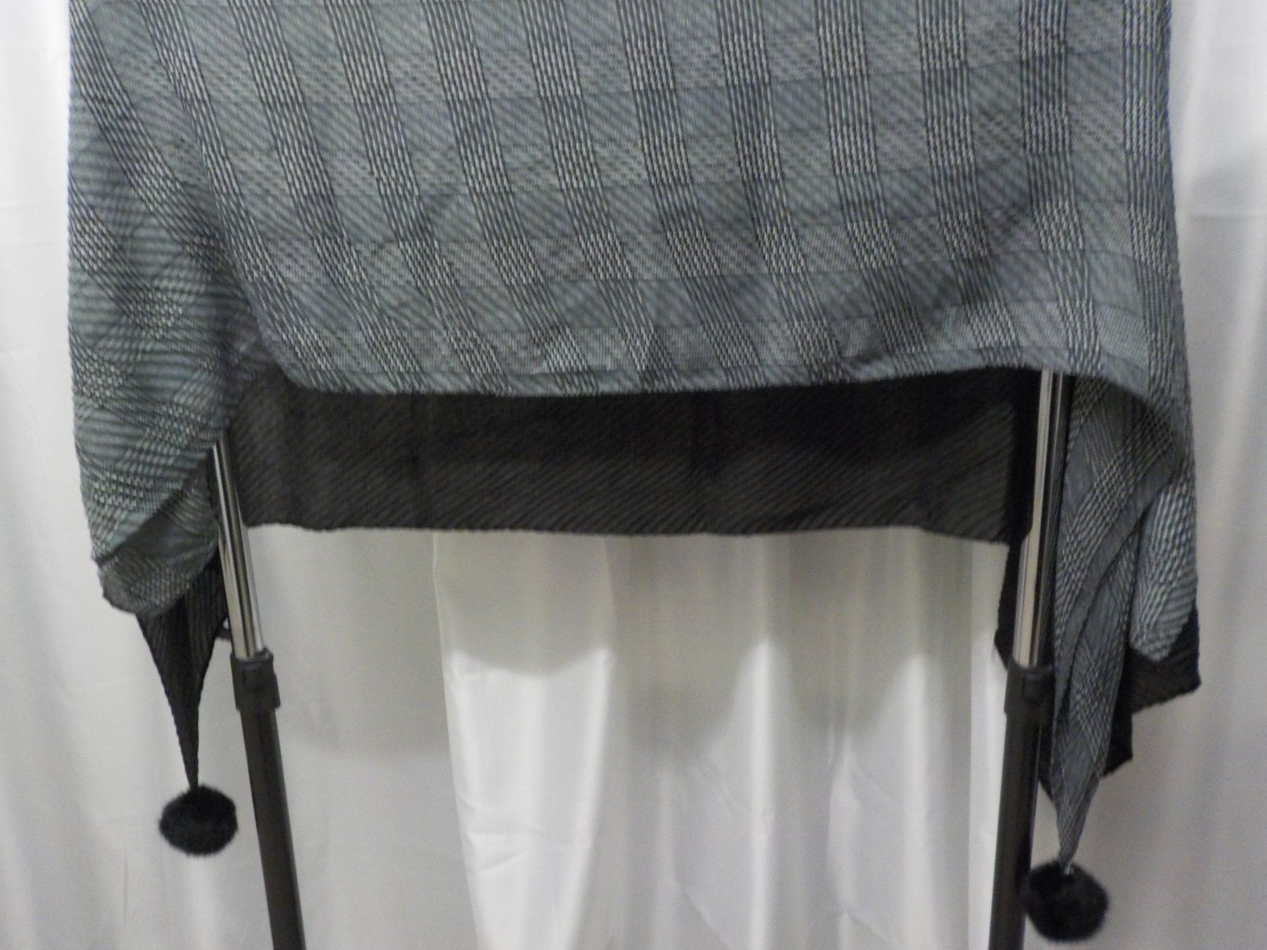 Foulard & Sciarpe: Schal, schwarz/grau/weiss mit Pompon – Nuovo (secondo la descrizione) da Muri b. Bern venduto da Silberdolphin 1