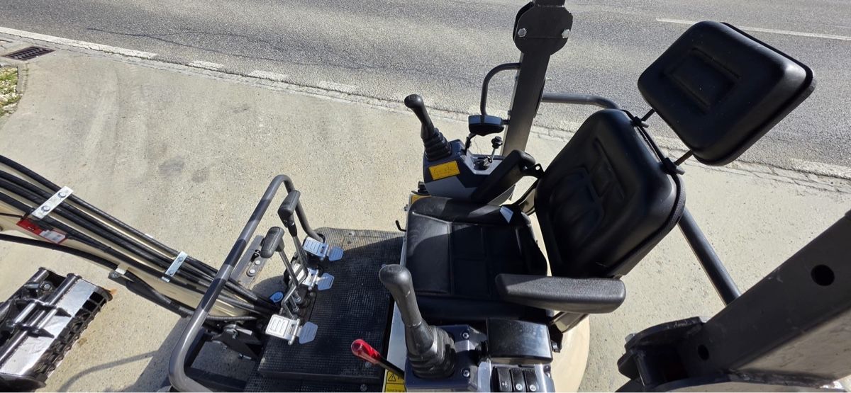 Hutter Escavatori: Bagger 1,5 Tonnen Nuoman – Usato da Niederbipp venduto da baggerch 2