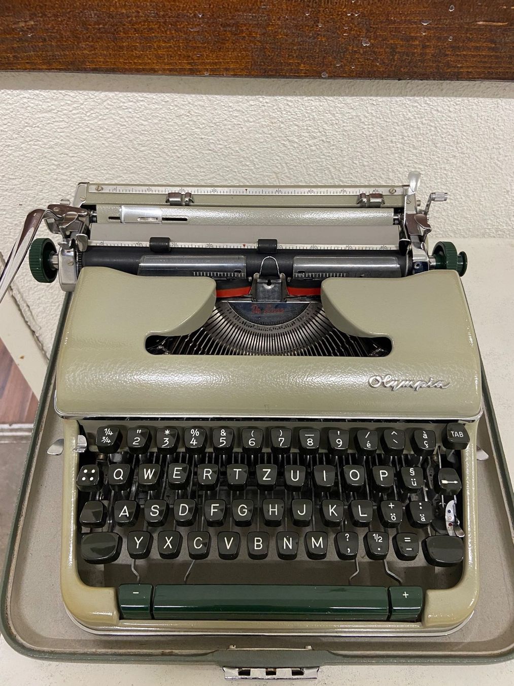 Macchine da scrivere: OLYMPIA DE LUXE SCHREIBMASCHINE – Usato da Dietikon venduto da brocki-eyra