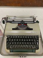 OLYMPIA DE LUXE SCHREIBMASCHINE