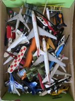 Spielzeugflugzeuge und Helikopter Konvolut gemischt