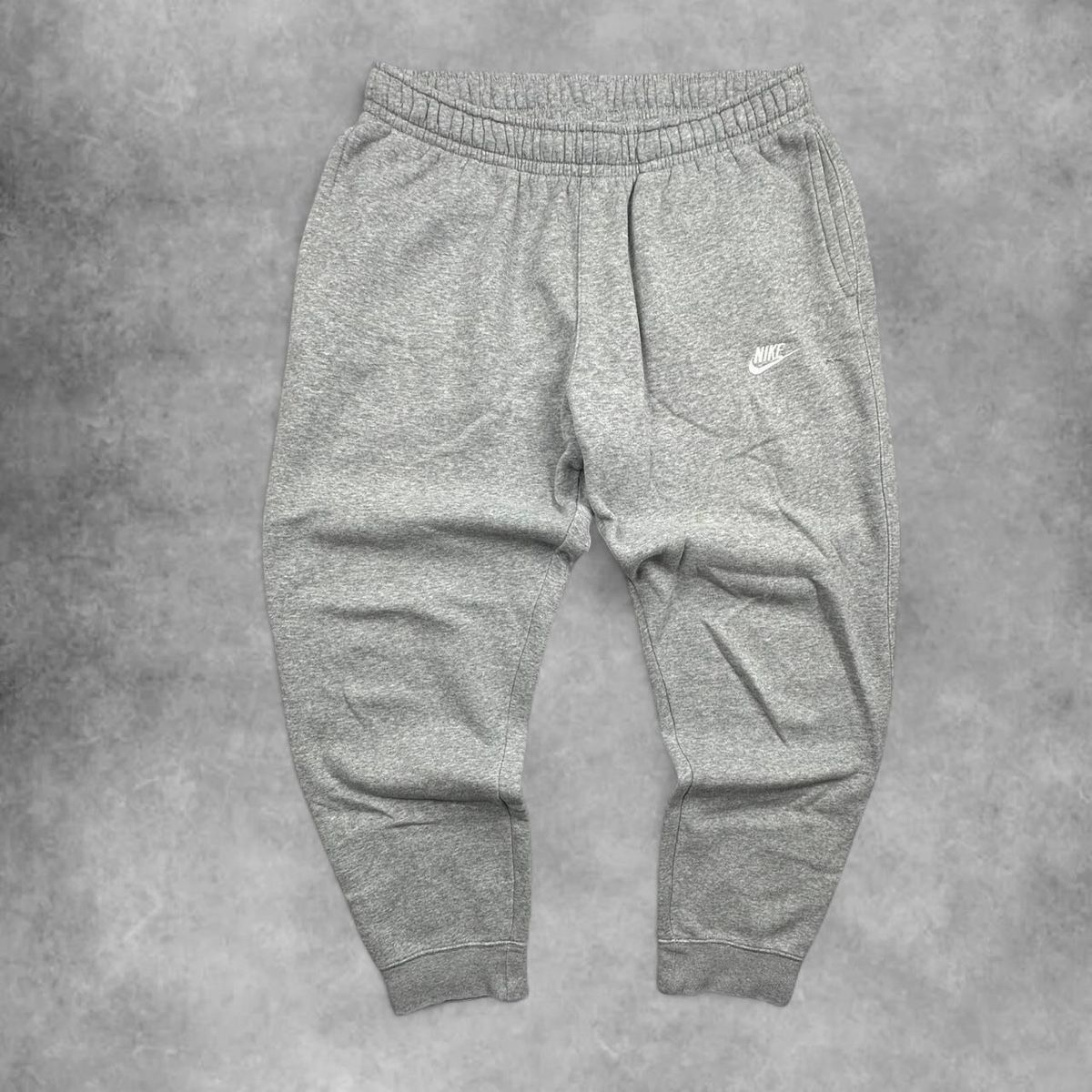 Nike Pantaloni: Nike grey sweatpants – Usato da Erlinsbach SO venduto da TogaResell