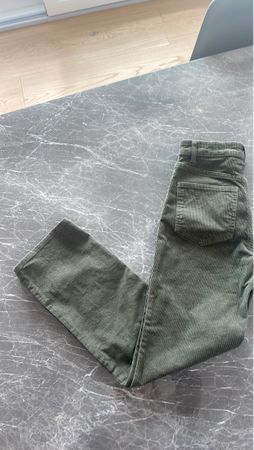 H&M Stylische Cordhose Gr. 34,Khaki, neuwertig