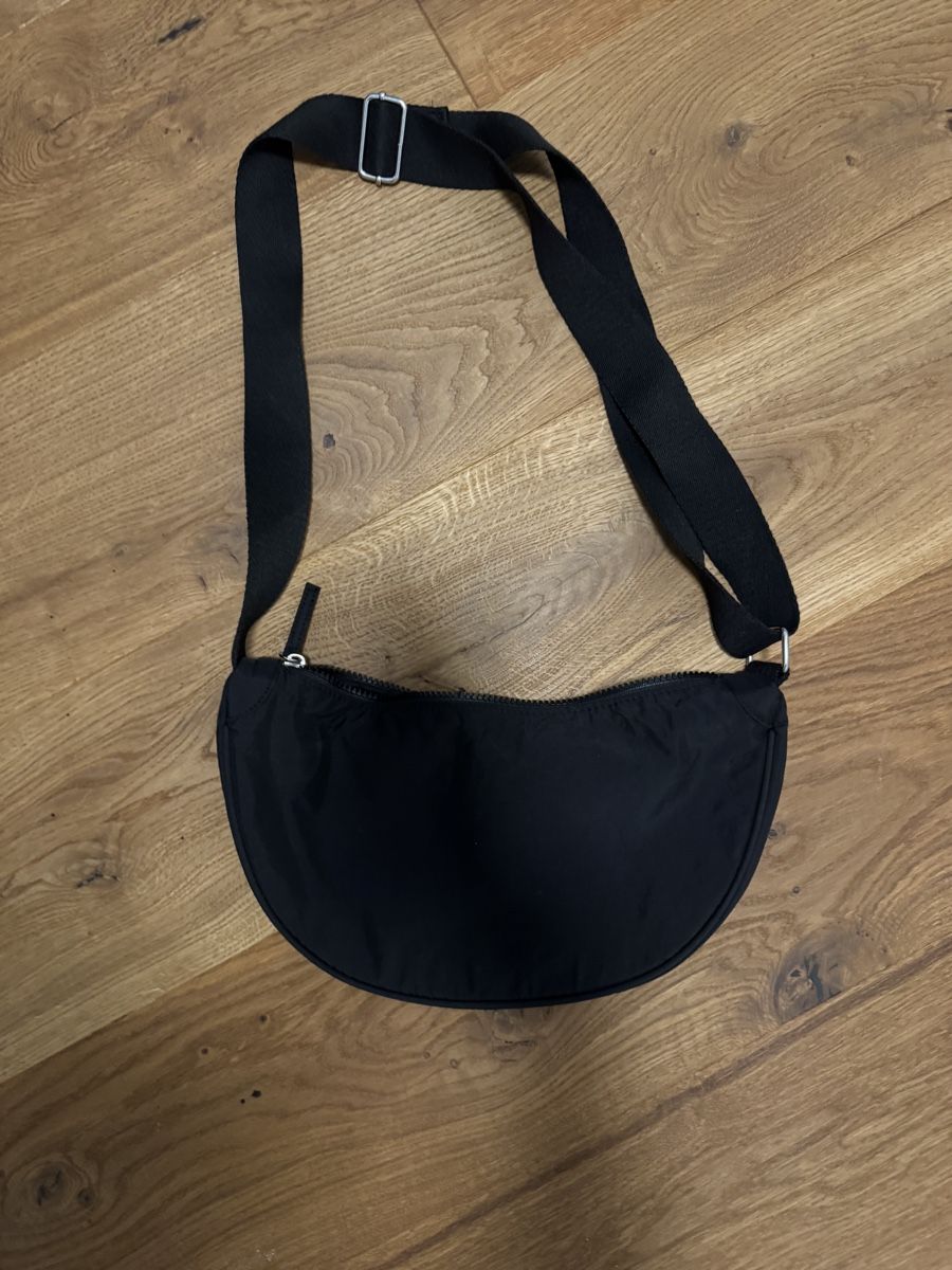 Borse da donna: Schwarze Schultertasche im Halbmond-Design – Nuovo (secondo la descrizione) da Buchrain venduto da Babyblau777