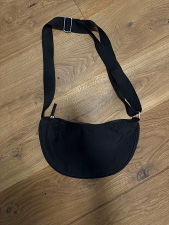 Schwarze Schultertasche im Halbmond-Design