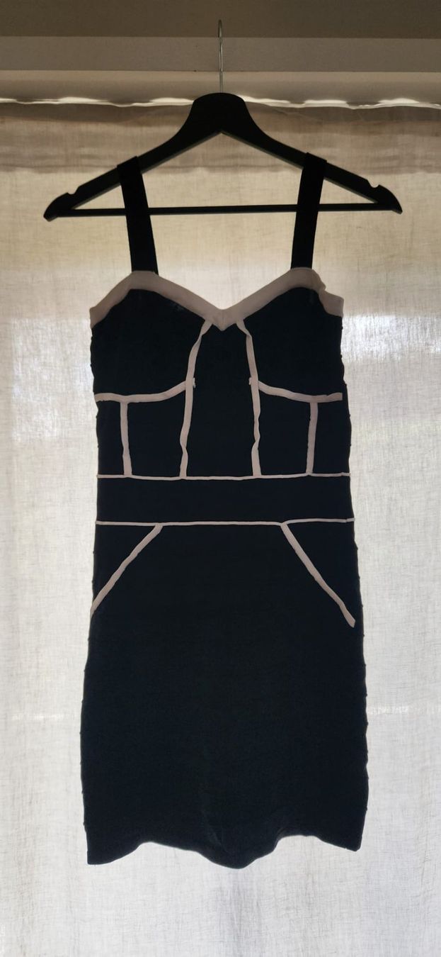 Kleider: Schwarzes Sommerkleid figurbetont elegant – Gebraucht aus Zürich von syl_bhd2