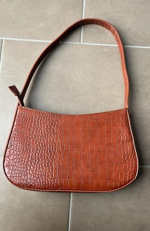 Schultertasche in Kroko-Optik