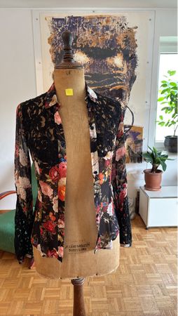 Elegante Seidenbluse mit Blumenmuster und Spitze, Grösse M