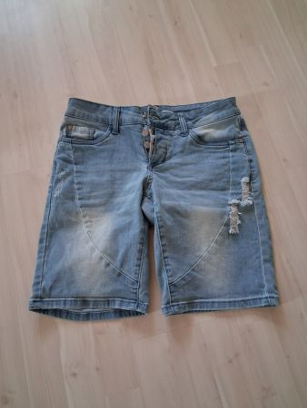 NEUE HELLE JEANS SHORTS MIT APPLIKATION 36