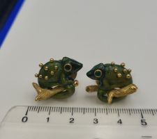 18 Karat Gold Chamäleon Ohrstecker/ Smaragde und Grün Holz,