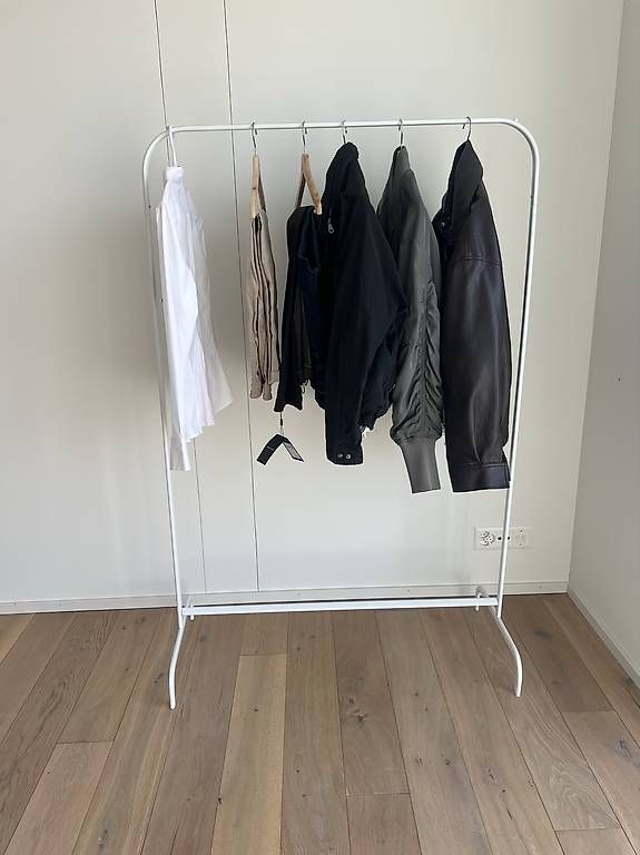 Guardaroba: IKEA MULIG Clothes Rack  White  Free – Usato da Zug venduto da pai_pf8z 1