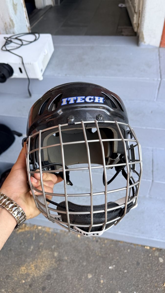 Caschi: Eishockeyhelm ITECH mit BAUER Gitter Schwarz – Usato da Winterthur venduto da Alawi_47 2