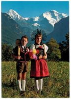 Berner Trachtenkinder vor Mönch Jungfrau