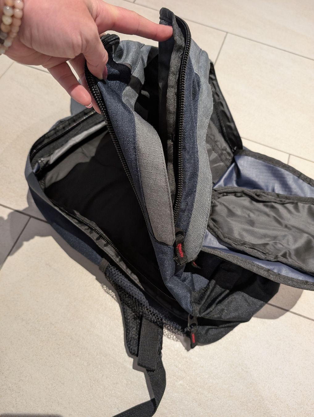 Rucksäcke: Rucksack mit vielen Fächern – Gebraucht aus Ganterschwil von Nike18 3