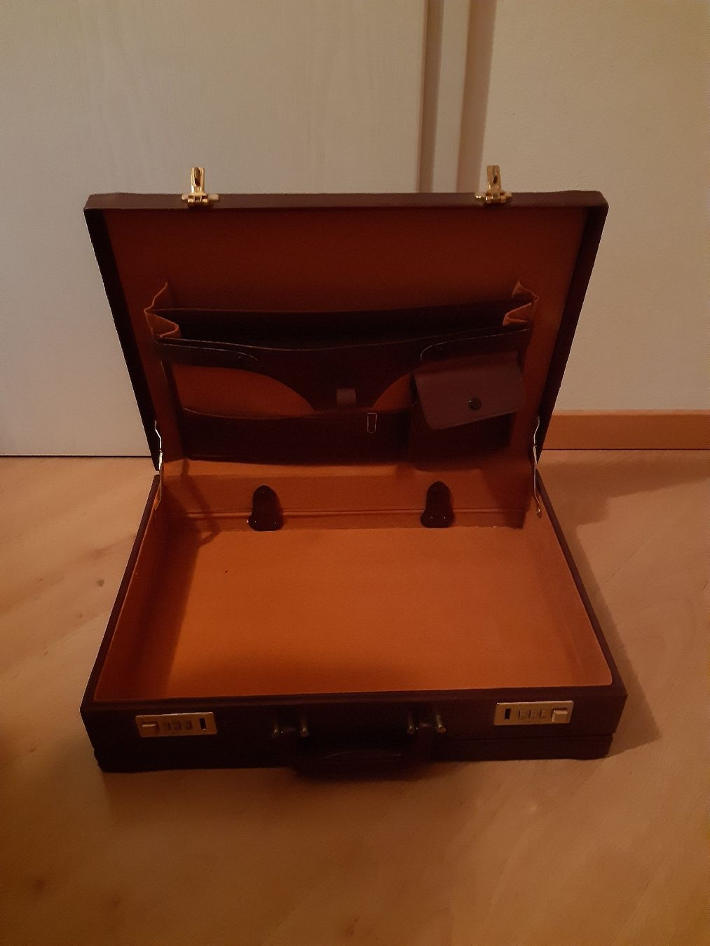 Valigie: Alter Kofer – Usato da spiez venduto da fea.thala 1