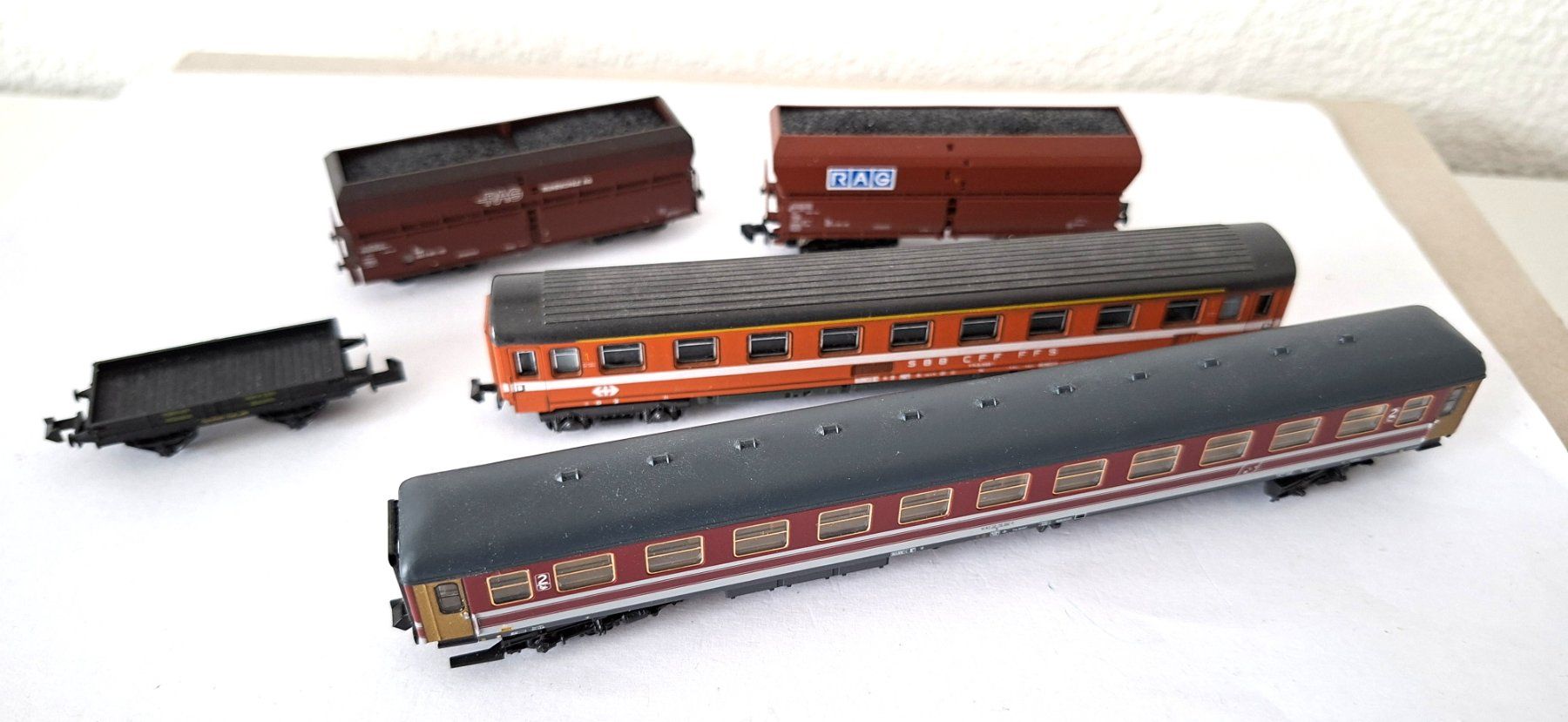 Trix Modellini di ferrovie: Minitrix usw. 5 Wagen für  Bastler – Difettoso da Biberist venduto da Ntrains 2