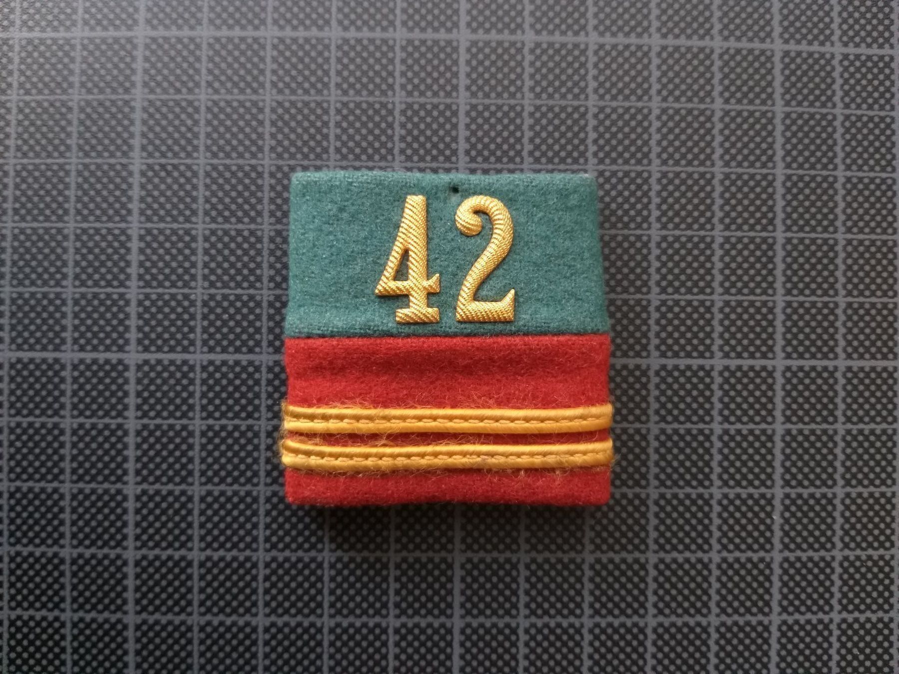 Plaketten & Abzeichen: Schulterpatten Oberleutnant Bat 42 – Gebraucht aus Bauma von SwissMilitaria