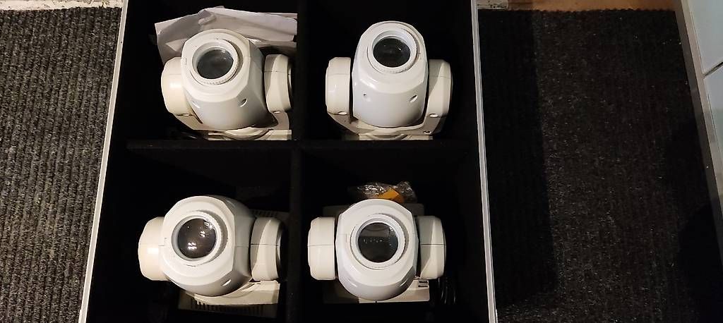 Lampade: 4x Moving Head mit Case B- Ware 60W LED Samtweiss – Usato da BASEL venduto da E-Bro.Electro 1