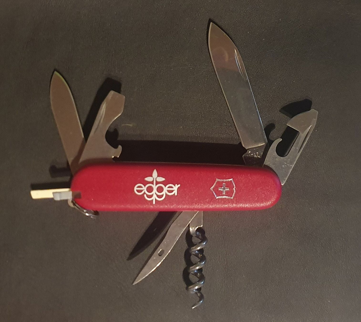 Victorinox Coltelli tascabile: 3 Victorinox Taschenmesser mit Logo – Usato da Härkingen venduto da MarianneSi 2