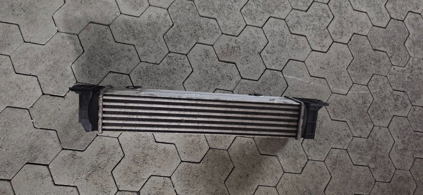 BMW Toutes les pièces auto: Ladeluftkühler BMW e93 330d – D'occasion à Jonen par Virus-Cumprar 4