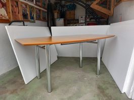 Esstisch aus  Holz mit Metallfüssen