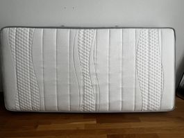 Matratze weiss mit Strukturbezug in sehr gutem Zustand.
