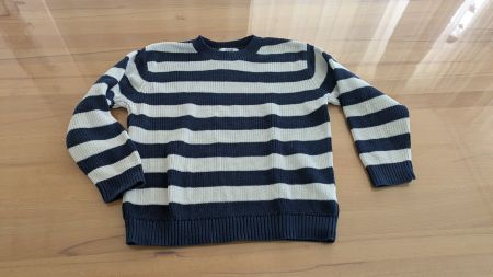 Schöner, warmer, gestreifter Pullover - 134