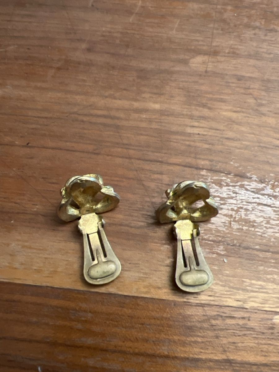 Ohrringe & -stecker: Goldene Vintage Ohrringe Clips – Gebraucht aus Basel von oppo99 1