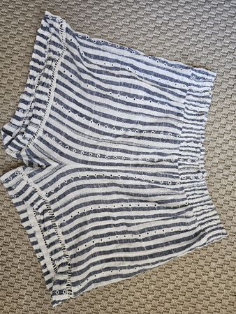 Shorts gestreift weiss/blau Lochstickerei Grösse M-L