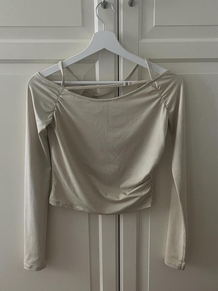 Top: Cute top design looks like a jacquemus top – Nuovo (secondo la descrizione) da Lausanne venduto da erz_86mk