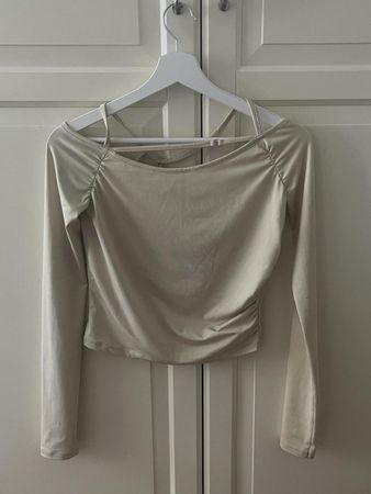 Cute top design looks like a jacquemus top