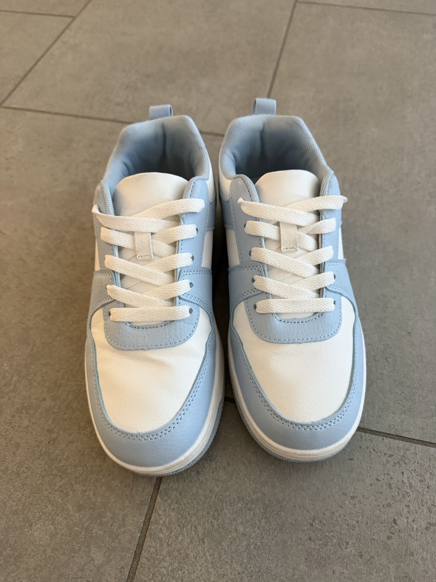 Scarpe da donna: Hellblaue Sneakers – Usato da Othmarsingen venduto da J_Shop 1