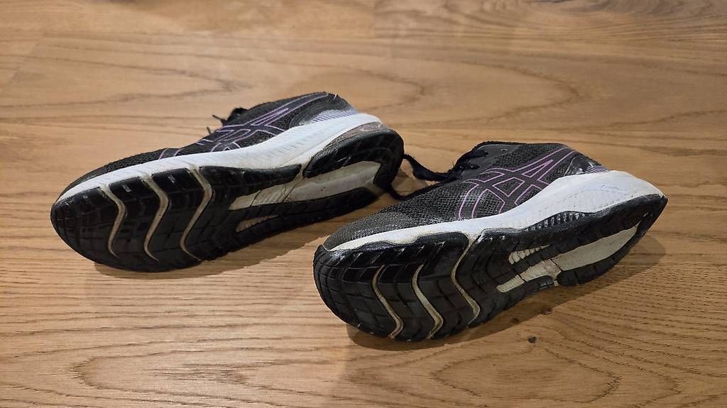 Schuhe für Jungen: Asics Turnschuhe, Grösse 35.5 – Gebraucht aus Tägerwilen von melaniedu