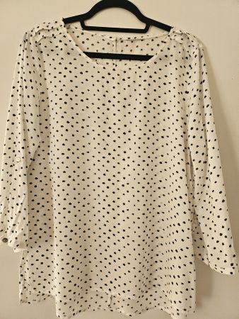 Elegante Damenbluse in Weiss mit schwarzem Tupfenmuster