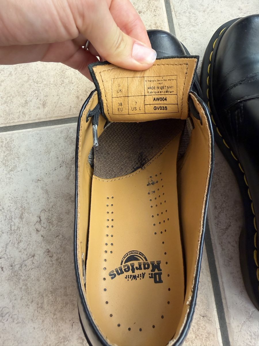 Dr. Martens Herrenschuhe: Dr. Martens basses noires, taille 38 – Gebraucht aus Founex von Hyrienne 7