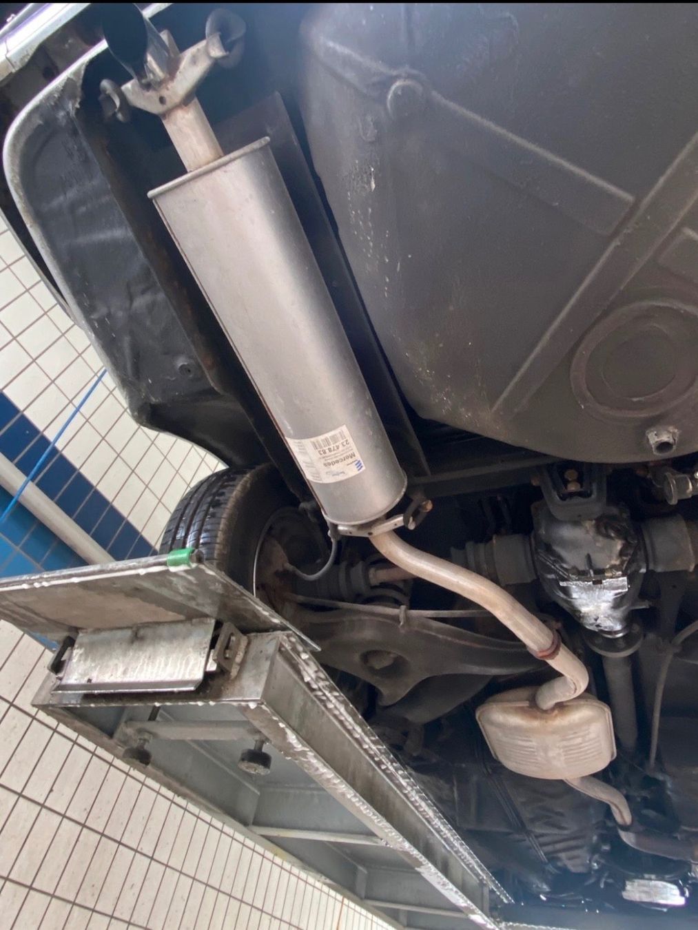 Mercedes-Benz Automobili: Mercedes230CE Silber,Leder,Klima – Usato da Oberwangen TG venduto da fob_8y8p 6