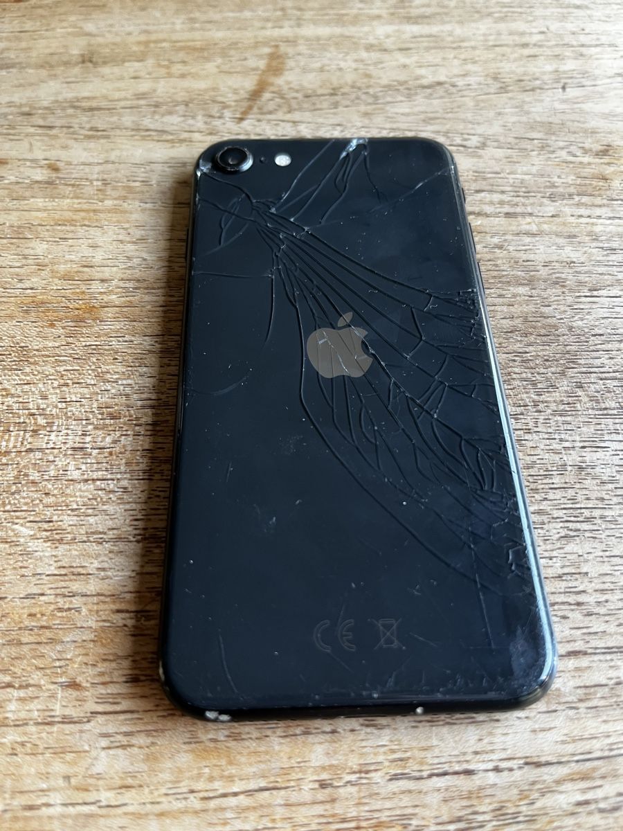 Apple Telefoni cellulari / Smartphones: iPhone SE (2020), Schwarz – Usato da Bern venduto da lea_wg26 1