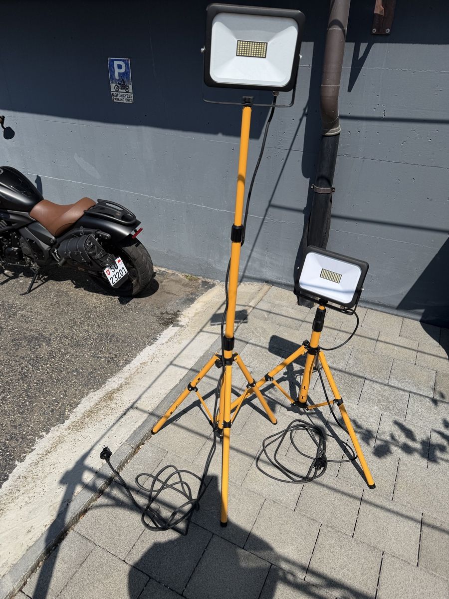 Lampes: LED Baustrahler mit Stativ 2x – D'occasion à Egerkingen par pat_pl7m