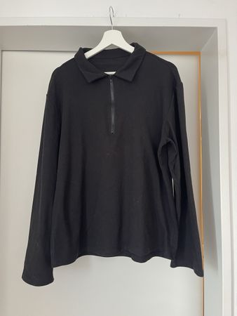 Schwarzer Pulli mit Reissverschluss