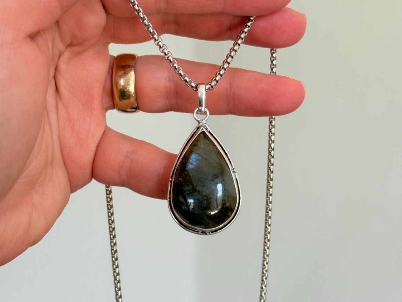 Ketten: Collier avec pendentif labradorite – Neu und originalverpackt aus Genève von AGBERG 7