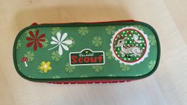 Gut erhaltenes rotes Scout Etui mit Reh-Motiv
