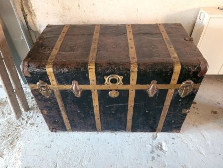 Antike Truhe/Reisekoffer