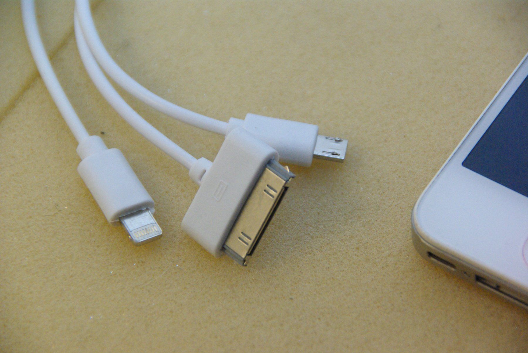 Apple Telefoni cellulari / Smartphones: iPhone 4 oder 4s, weiss mit Kabel – Difettoso da Herisau venduto da Cevianer1844 1