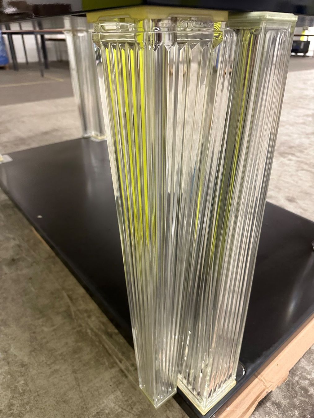 Tavoli: Schwarzer Design-Tisch mit Glasplatte und Acrylbeinen – Usato da Pfungen venduto da PapaJoy17 1