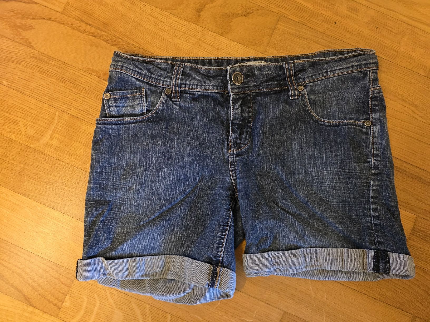 Jeans: Kurze Jeans Damen – Gebraucht aus Rothrist von Dip306