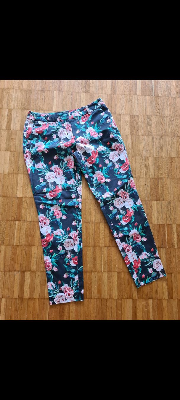 Hosen: Hosen Blumenmuster von MohitoGrösse 38 top – Gebraucht aus Emmenbrücke von gatasalvache